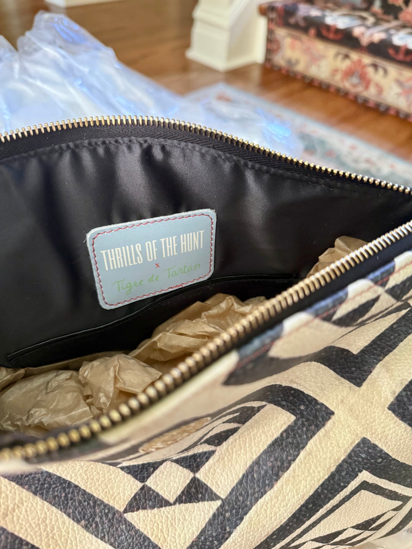 Roomy Leather Clutch – Blue Barn Basket (Basket Quilt) Tigre de Tartán x Thrills of the Hunt