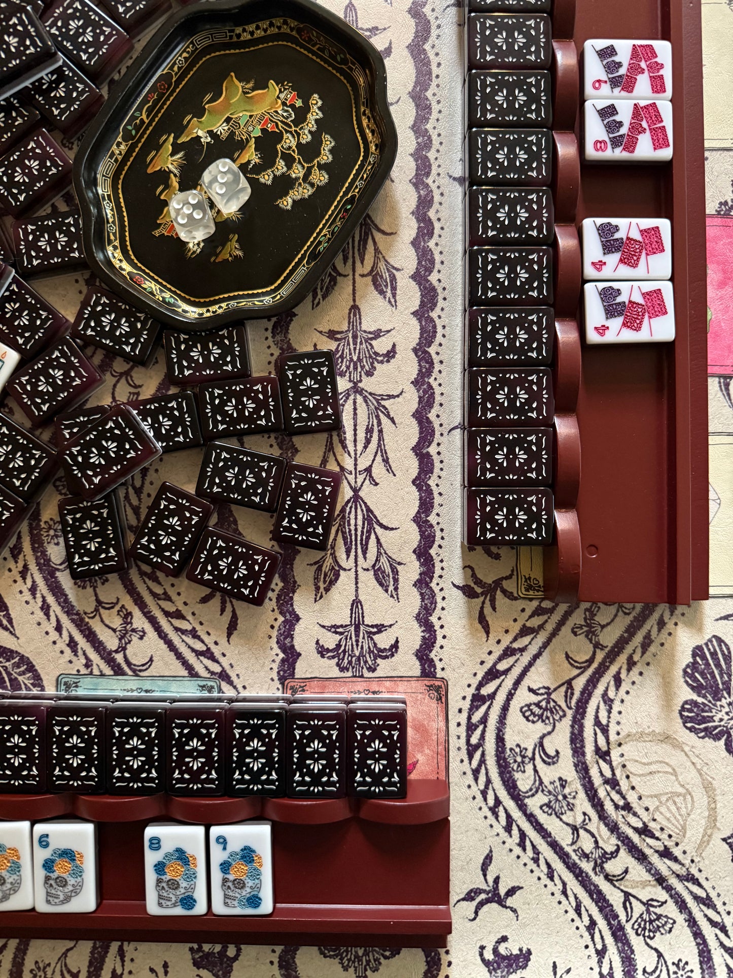 El Último Refresco mahjong mat in use with mahjong tiles and racks