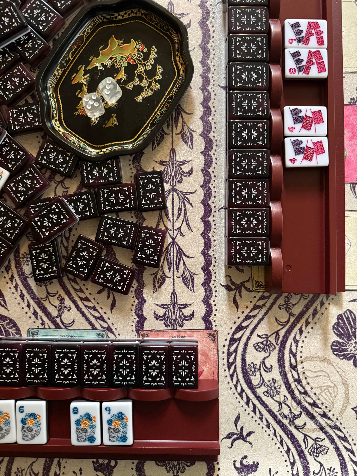 El Último Refresco mahjong mat in use with mahjong tiles and racks