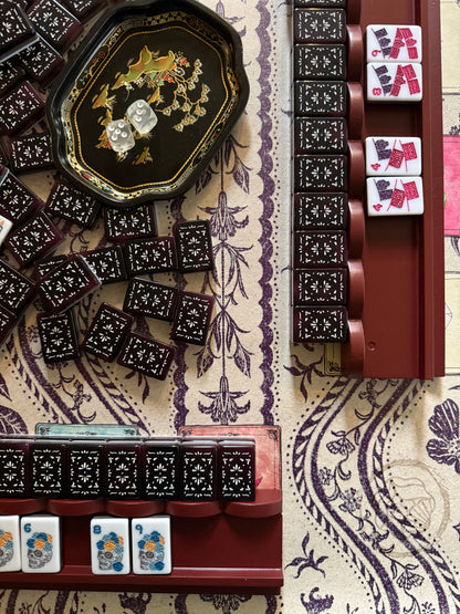 El Último Refresco mahjong mat in use with mahjong tiles and racks
