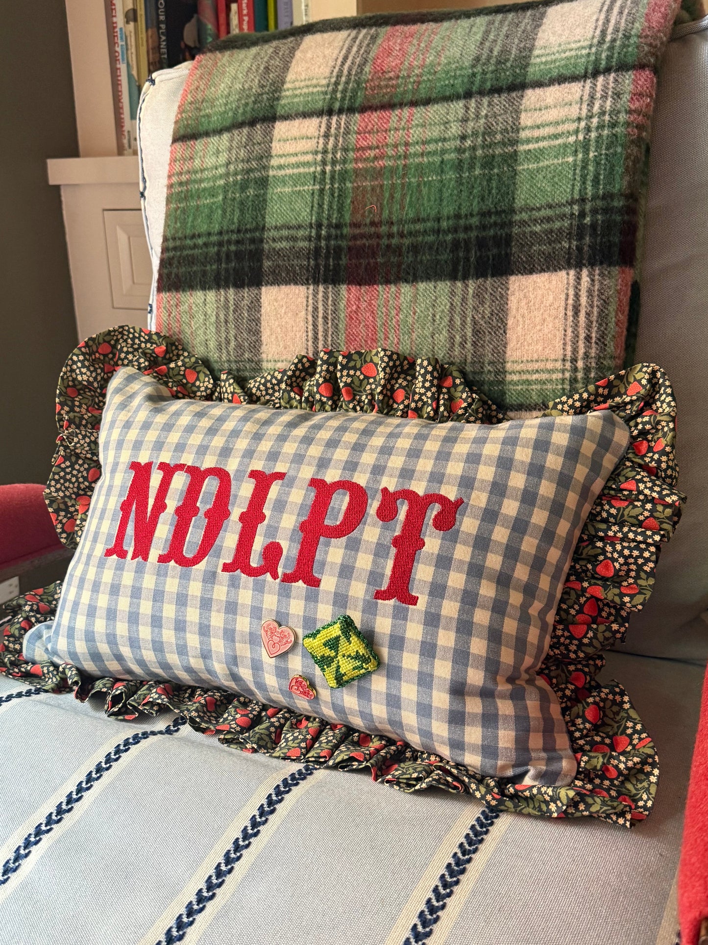 Ann Walters Home × Tigre de Tartán Ruffle Pillow