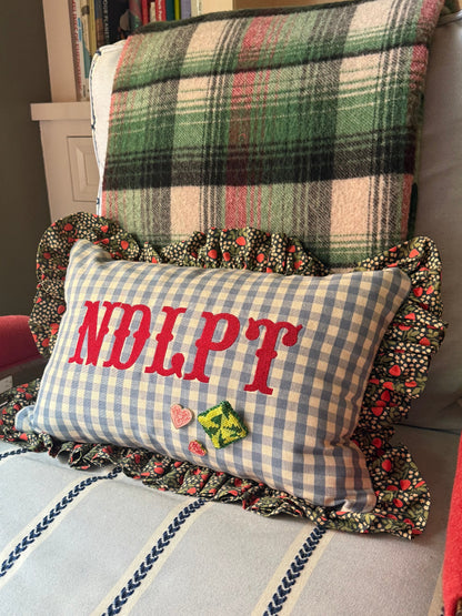 Ann Walters Home × Tigre de Tartán Ruffle Pillow