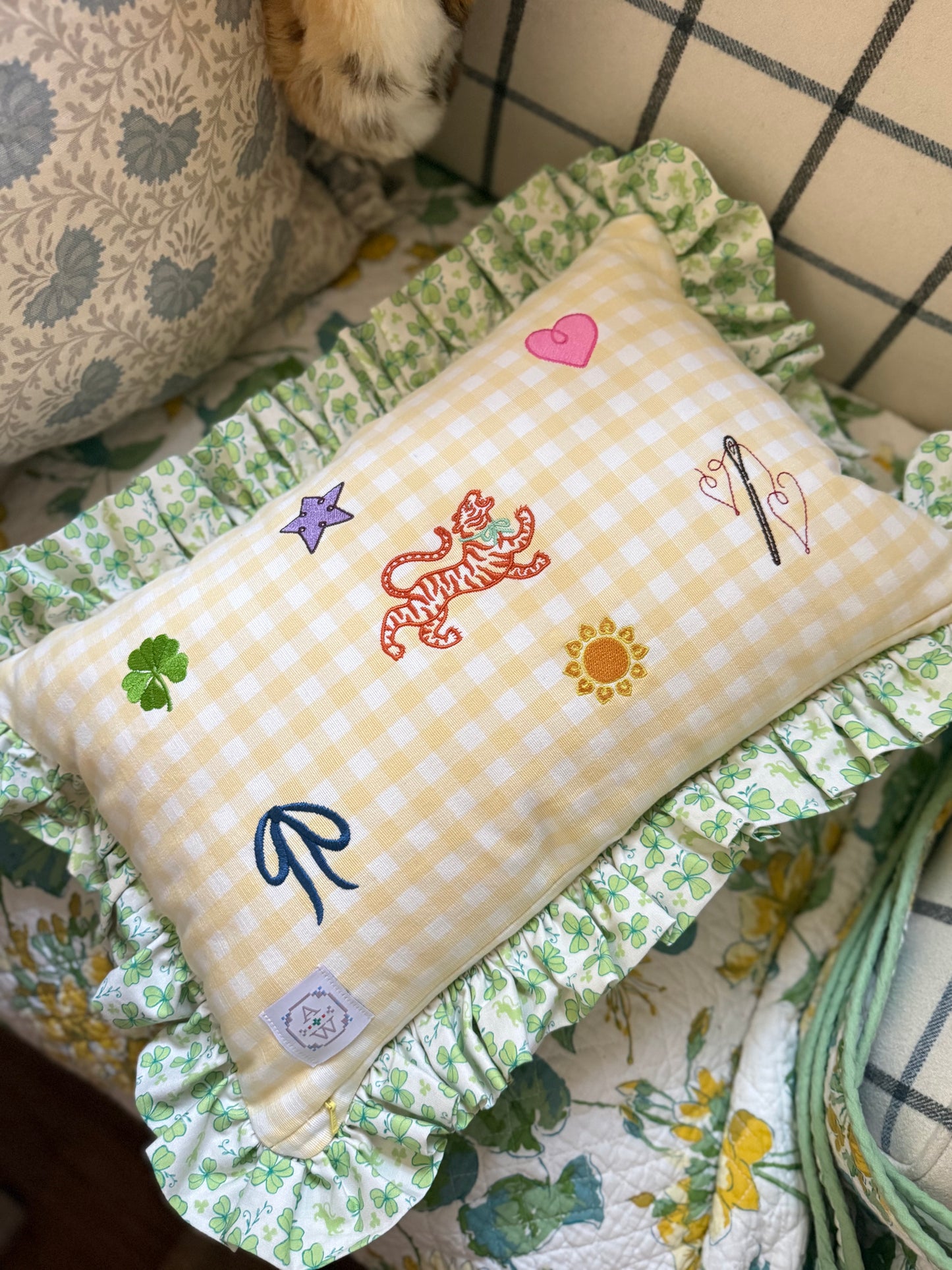 Ann Walters Home × Tigre de Tartán Ruffle Pillow