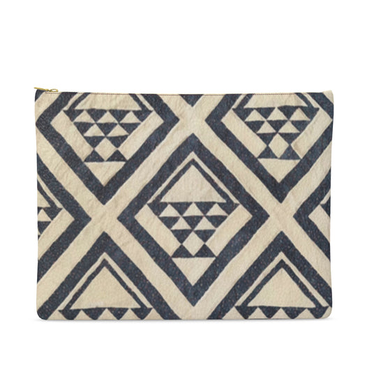 Medium Leather Pouch – Blue Barn Basket (Basket Quilt) Tigre de Tartán x Thrills of the Hunt