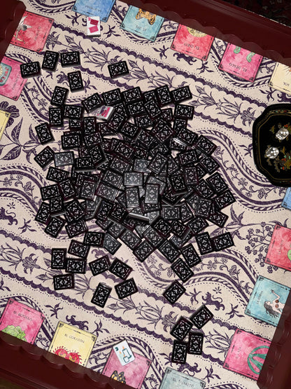 El Último Refresco mahjong mat in use with mahjong tiles and racks