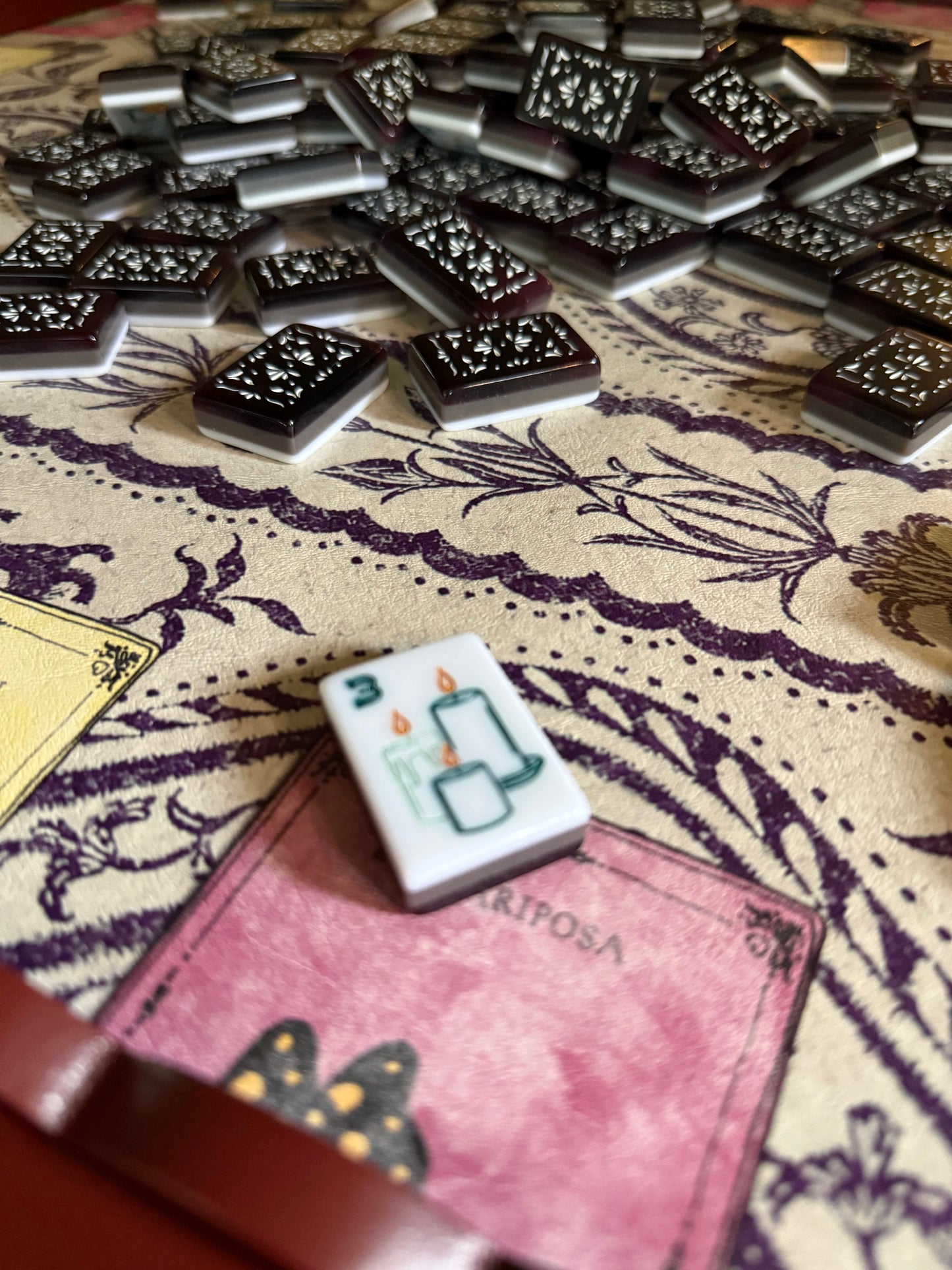 El Último Refresco mahjong mat in use with mahjong tiles and racks