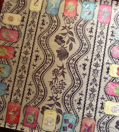 El Último Refresco mahjong mat by Tigre de Tartán x Miss Mahjong: hand-drawn lotería-style cards on a tea-stained floral ground