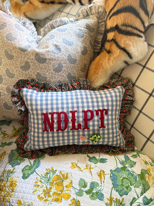 Ann Walters Home × Tigre de Tartán Ruffle Pillow