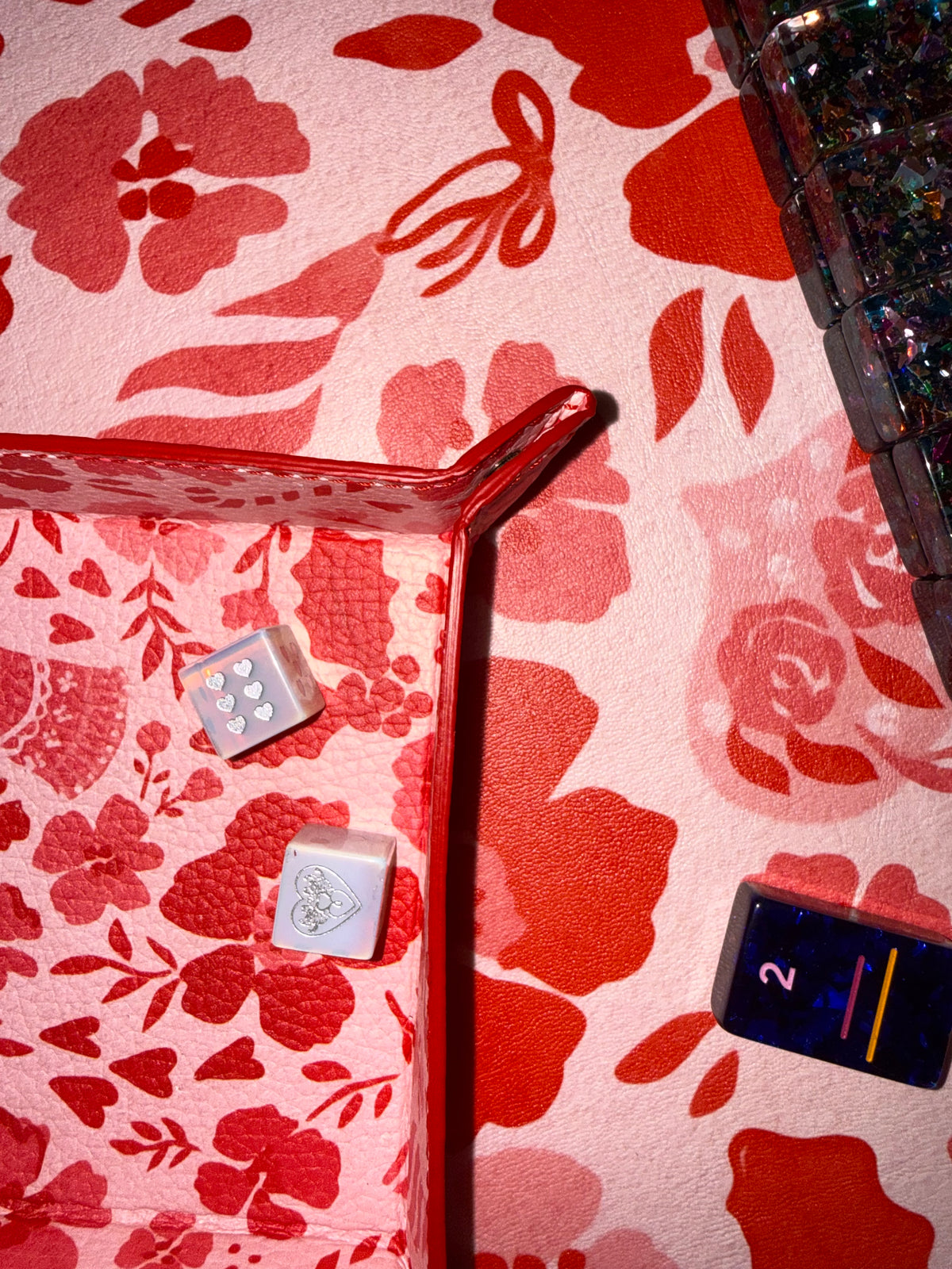 Close-up of the MARASCHINO mat print with a glitter rack, a die and a tile