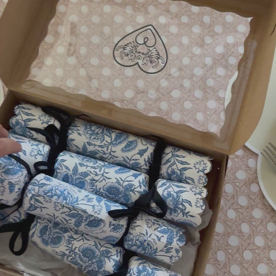 Chinoiserie Bleu party crackers