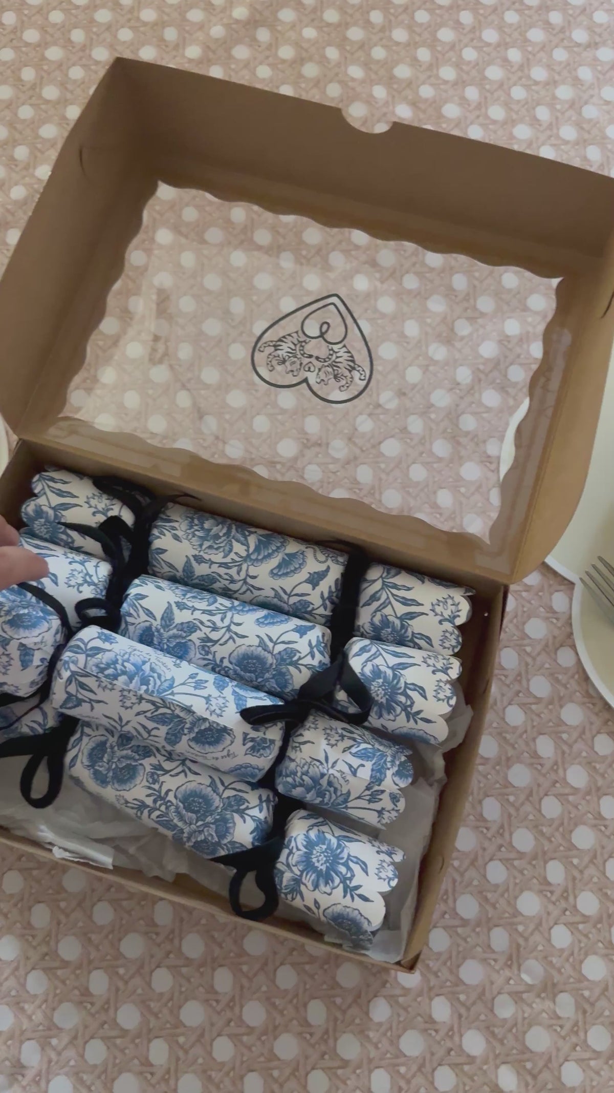 Chinoiserie Bleu party crackers