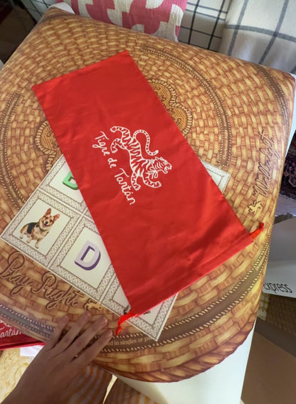 Video of the red Tigre de Tartán rack storage bag on a basket-print mahjong mat