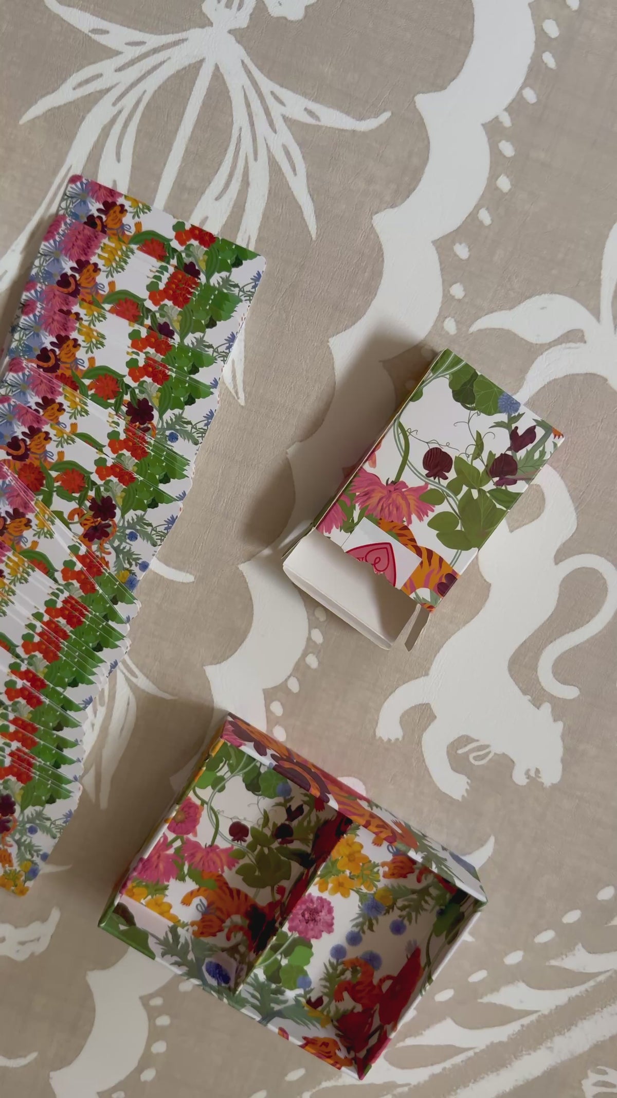 Video of the Jardín de Los Jefes two-deck playing card set and its floral gift box